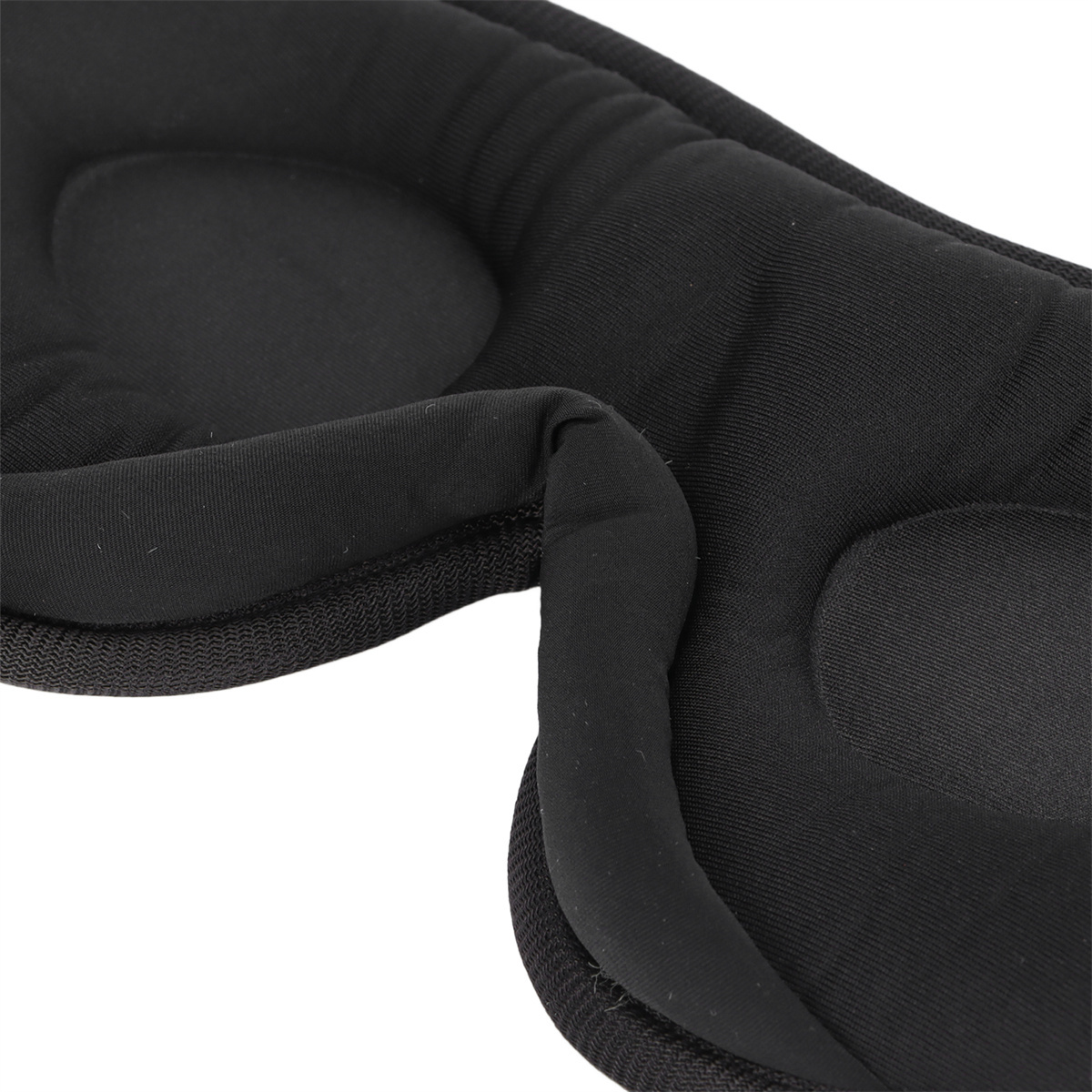 Schwarze Augenmaske, Nahaufnahme, die das weiche, gepolsterte Material zeigt.