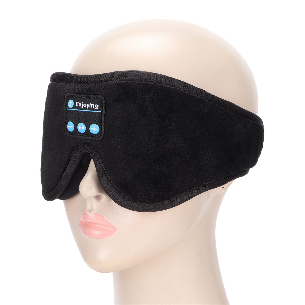 Eine schwarze Schlafmaske mit Knöpfen und Logo auf einem Schaufensterpuppenkopf.