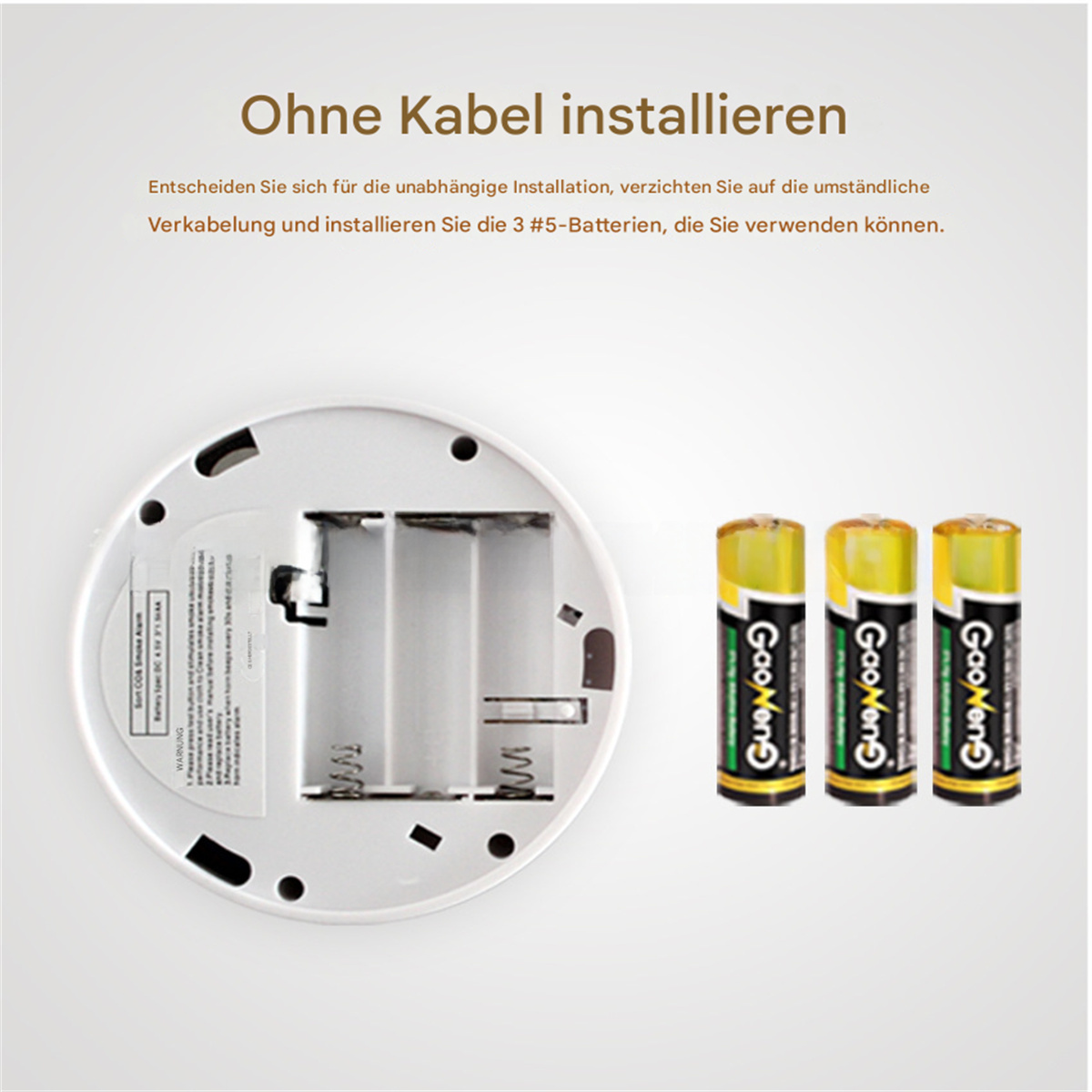 Weißes Gerät mit Batterien, das das Batteriefach zeigt.