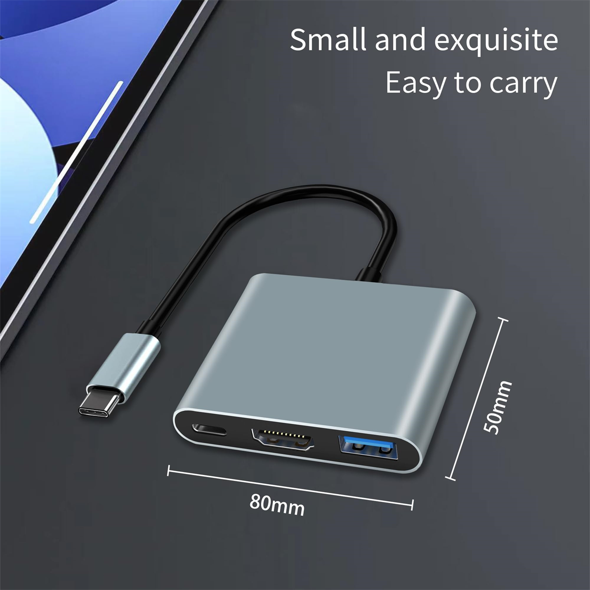 Silberner USB-C-Hub mit mehreren Anschlüssen, einschließlich HDMI und USB, mit Abmessungen.