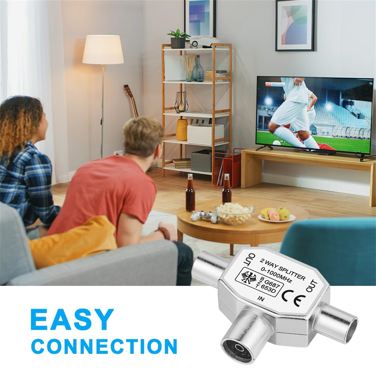 Ein silberner 2-Wege-Splitter mit Anschlüssen und zwei Personen, die fernsehen, mit einem Splitter davor.