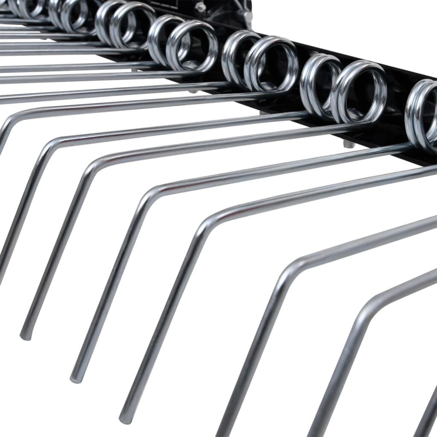 Nahaufnahme eines Metallrechens. Die Zinken sind gebogen und mit einer schwarzen Metallstange verbunden.