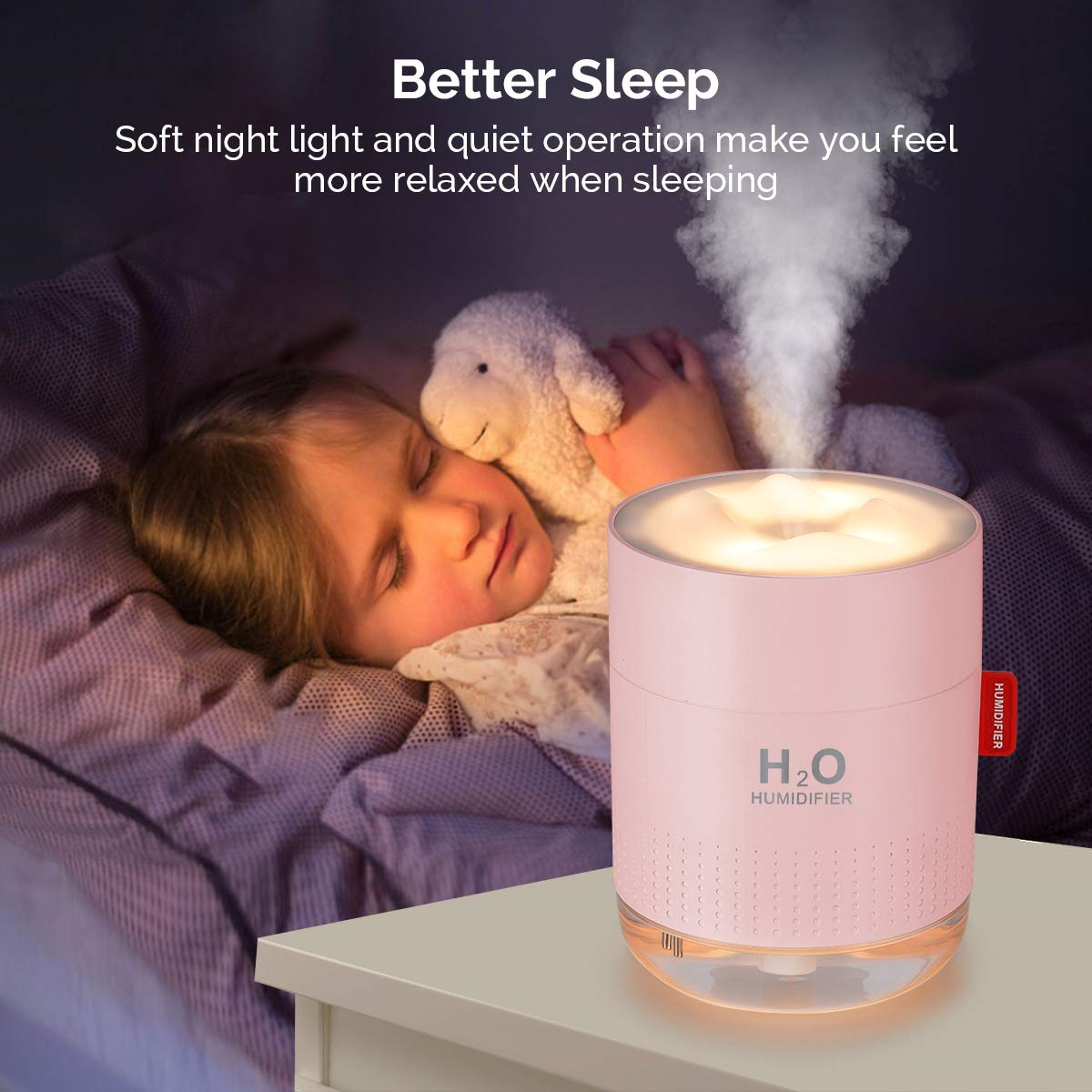 Schlafendes Mädchen mit Lammplüsch. Rosa Luftbefeuchter auf einem Tisch mit aufsteigendem Nebel.