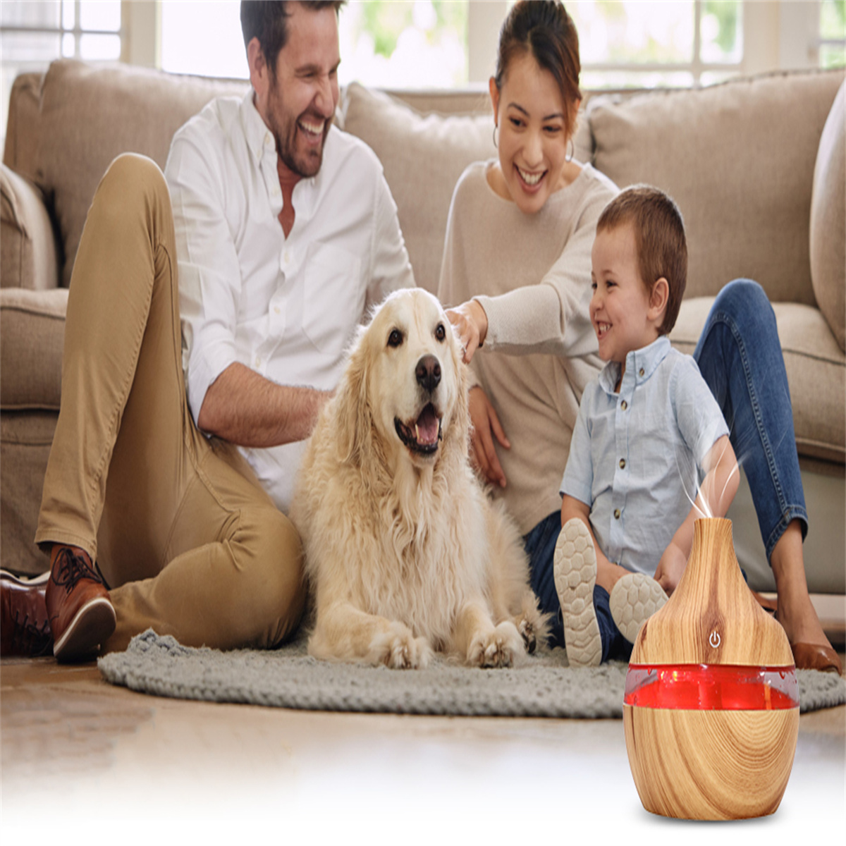 Familie mit Hund. Eltern und Kind lächeln, streicheln den Hund. Luftbefeuchter im Vordergrund.