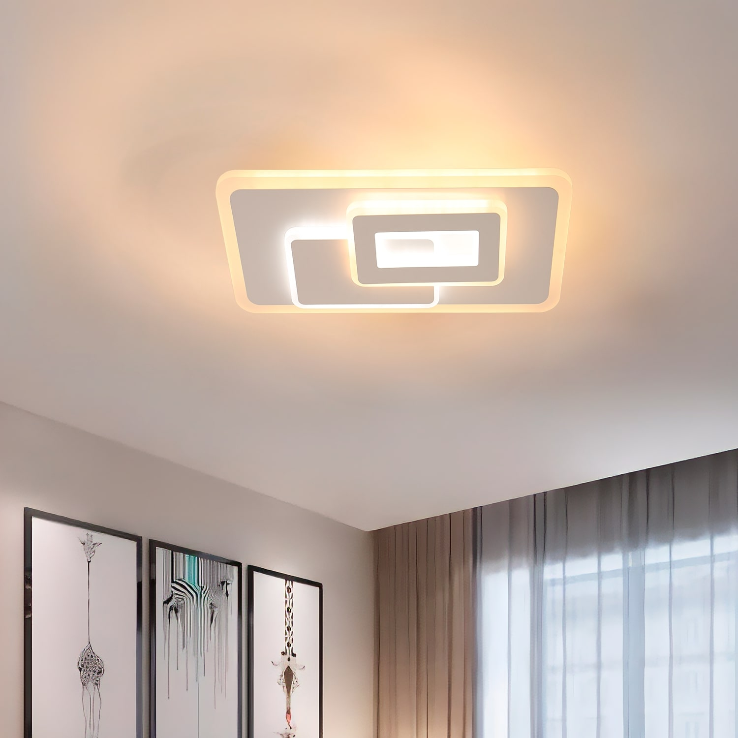 Una lampada da soffitto bianca a forma quadrata con diversi rettangoli interni. È su un soffitto bianco.
