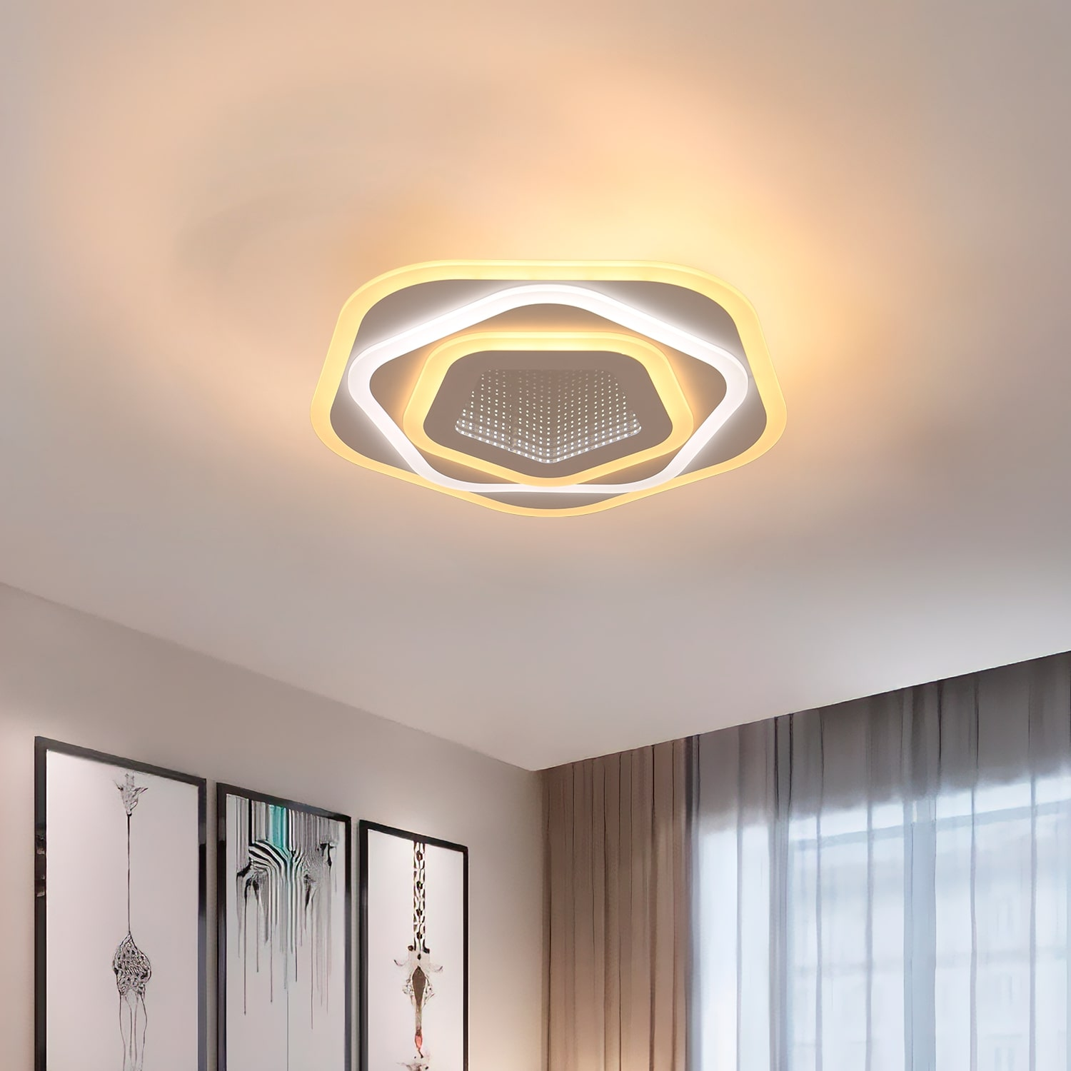 Lampada da soffitto con un design a strati e forma esagonale. La luce ha un bagliore bianco e giallo.
