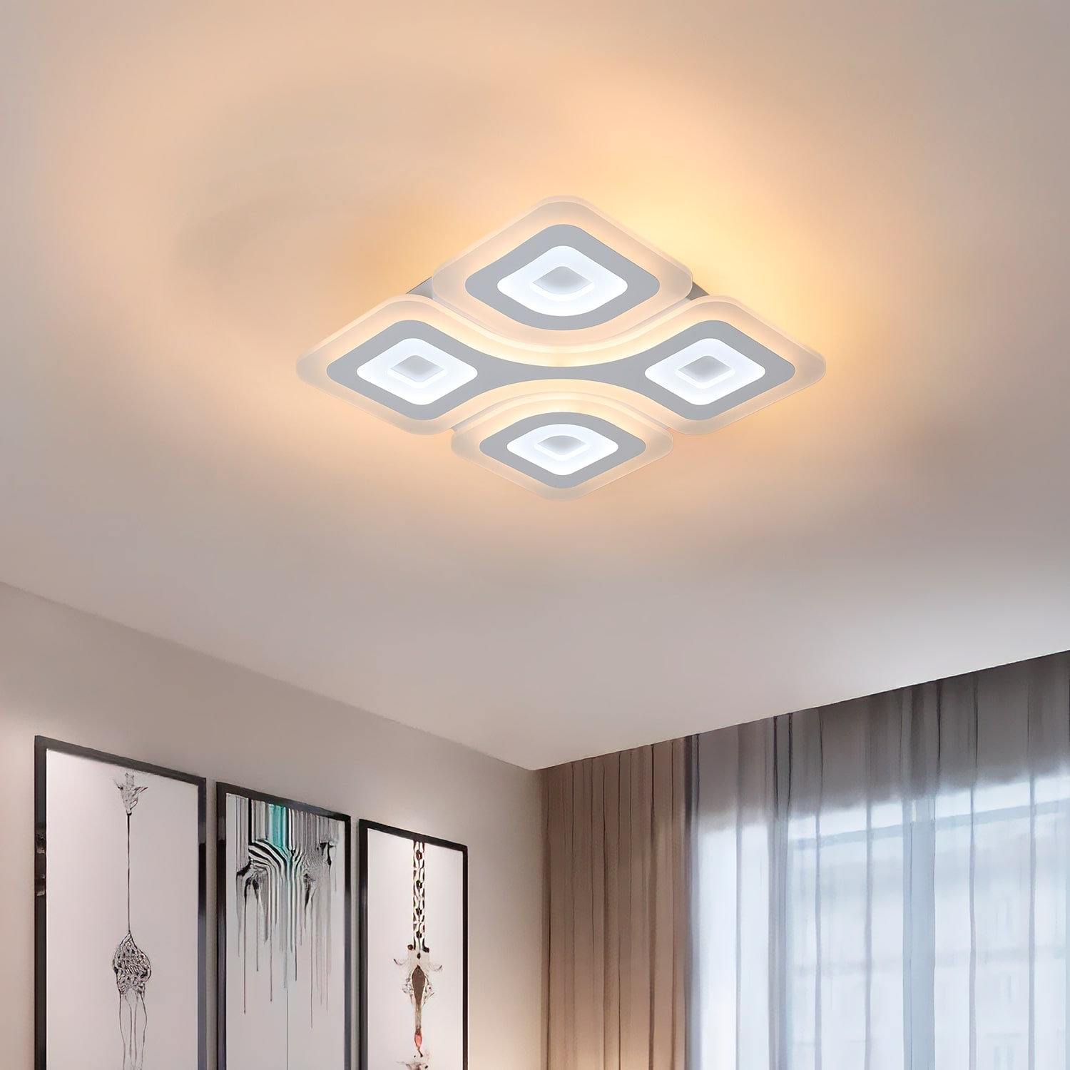 Lampada da soffitto con quattro pannelli bianchi a forma di diamante. La luce irradia dal centro.