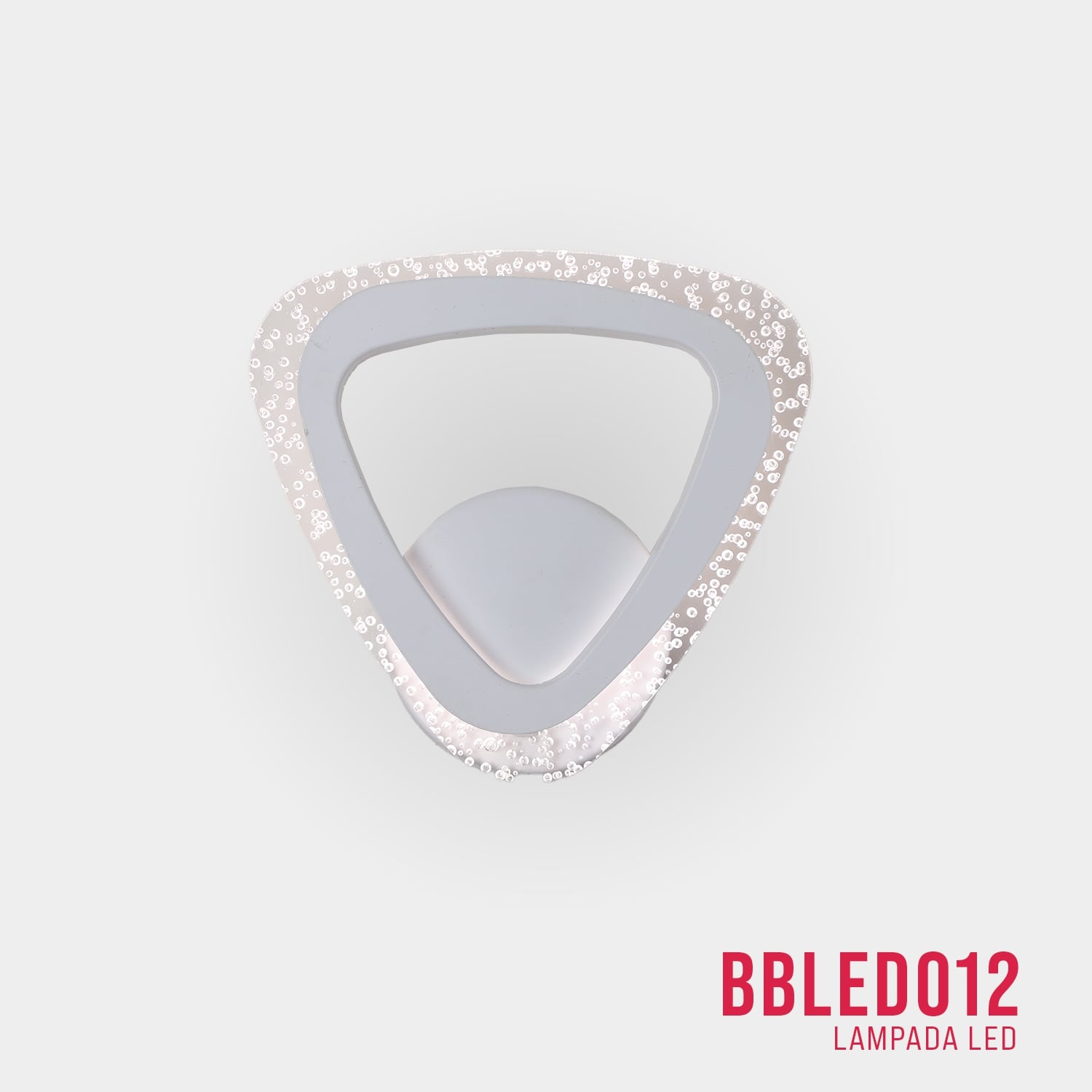 Una moderna lampada da parete a forma triangolare bianca, con dettagli argentati. Testo: BBLED012, Lampada LED.