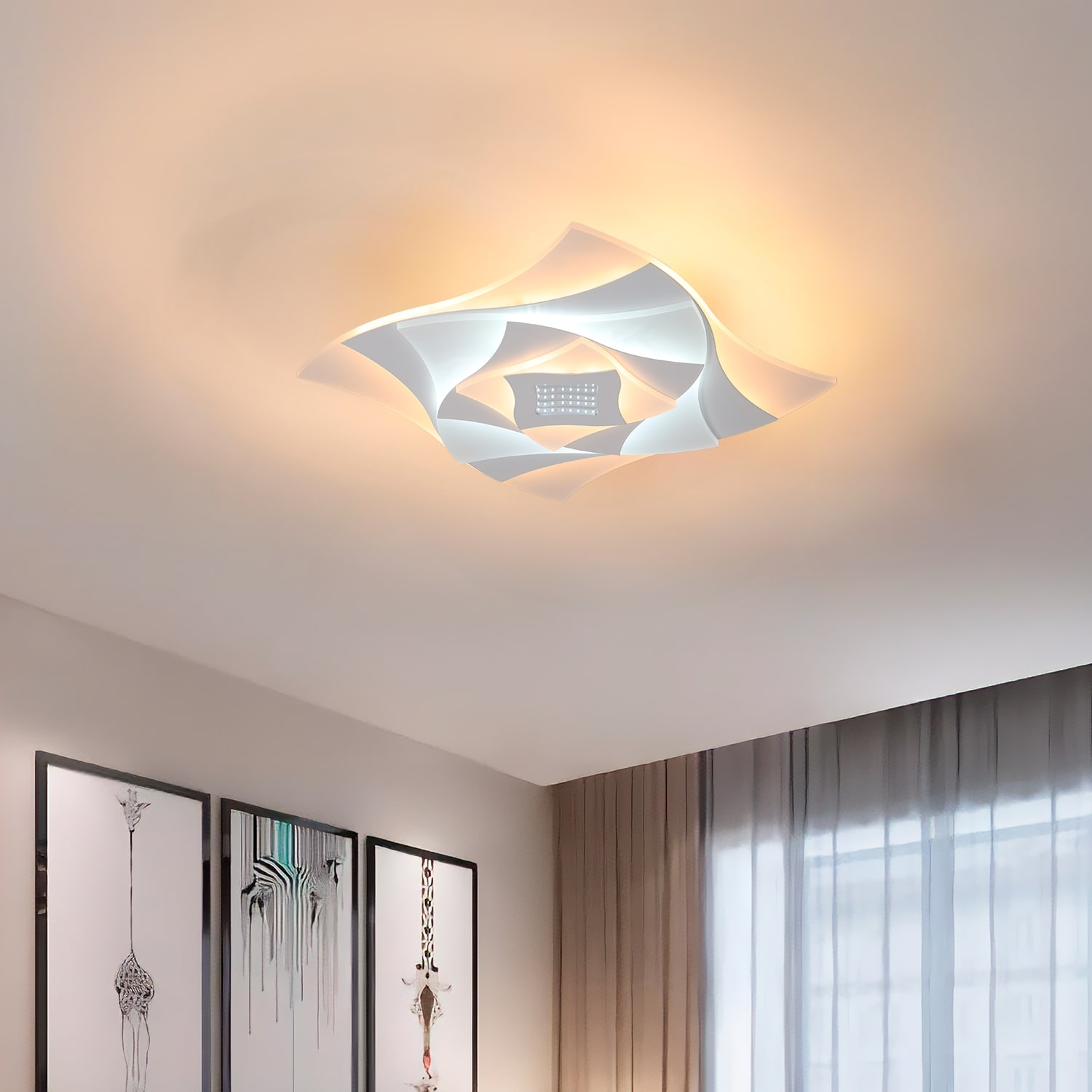 Una lampada da soffitto con un design floreale bianco stilizzato. Lo sfondo è un tono giallo caldo e morbido.