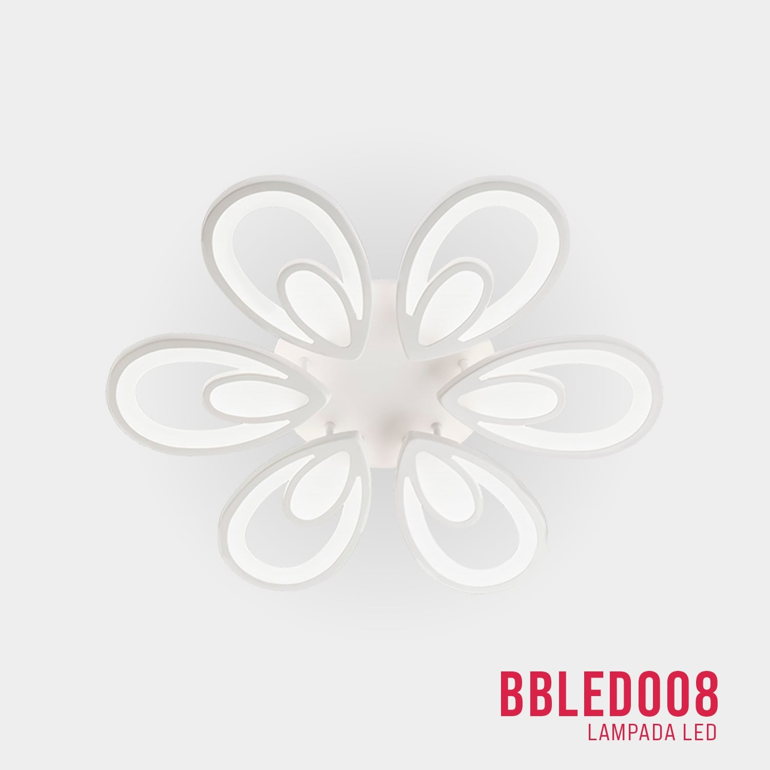 Una plafoniera con sei elementi a forma di petalo, bianchi, disposti a forma di fiore, sfondo bianco.