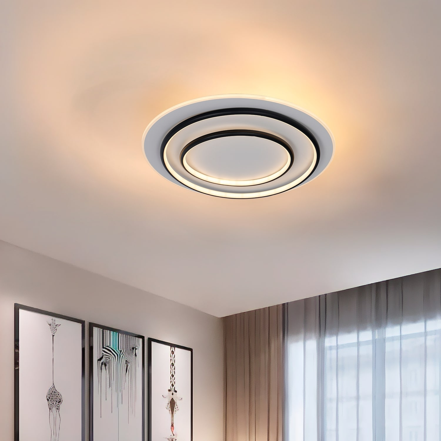 Una lampada da soffitto bianca e nera con un design circolare e un centro illuminato di giallo. È su un soffitto bianco.