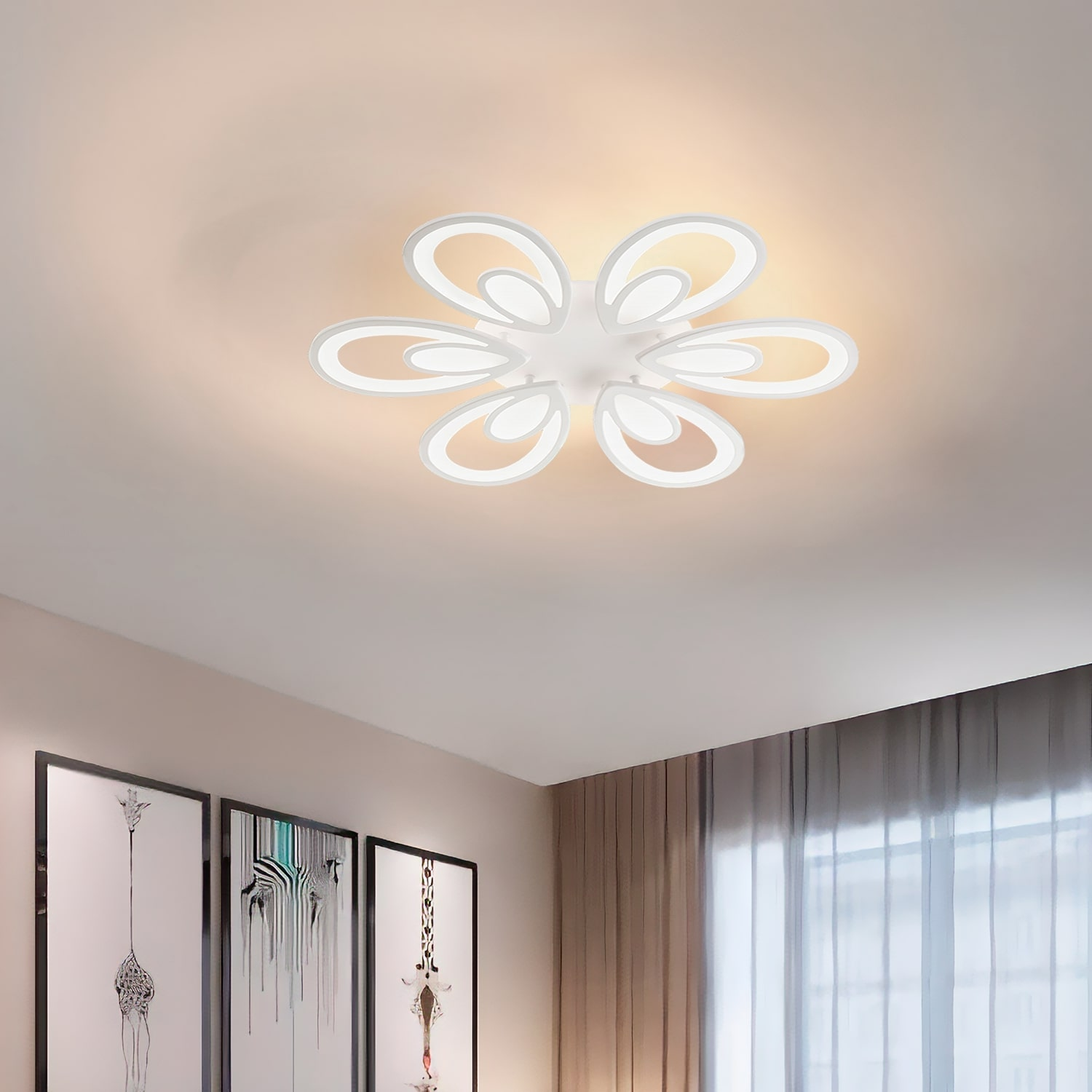 Una lampada da soffitto bianca con sei forme a petalo. La lampada è su un soffitto bianco. La stanza ha arte e tende.