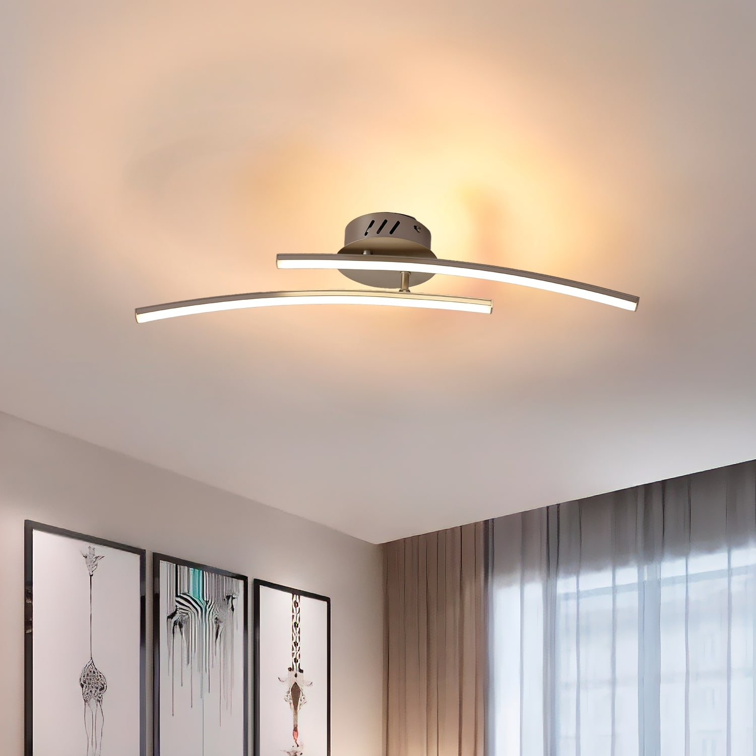 Lampada da soffitto moderna con due barre luminose curve. Il soffitto è bianco.