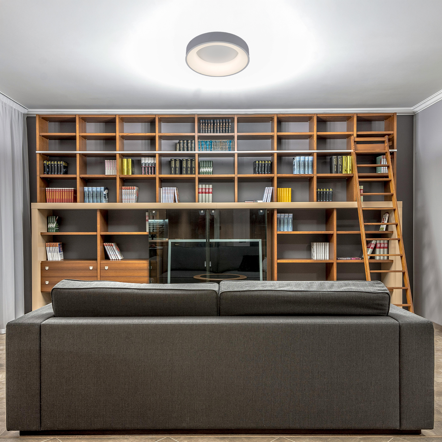 Stessa scena, ma la luce a soffitto è di forma rotonda.