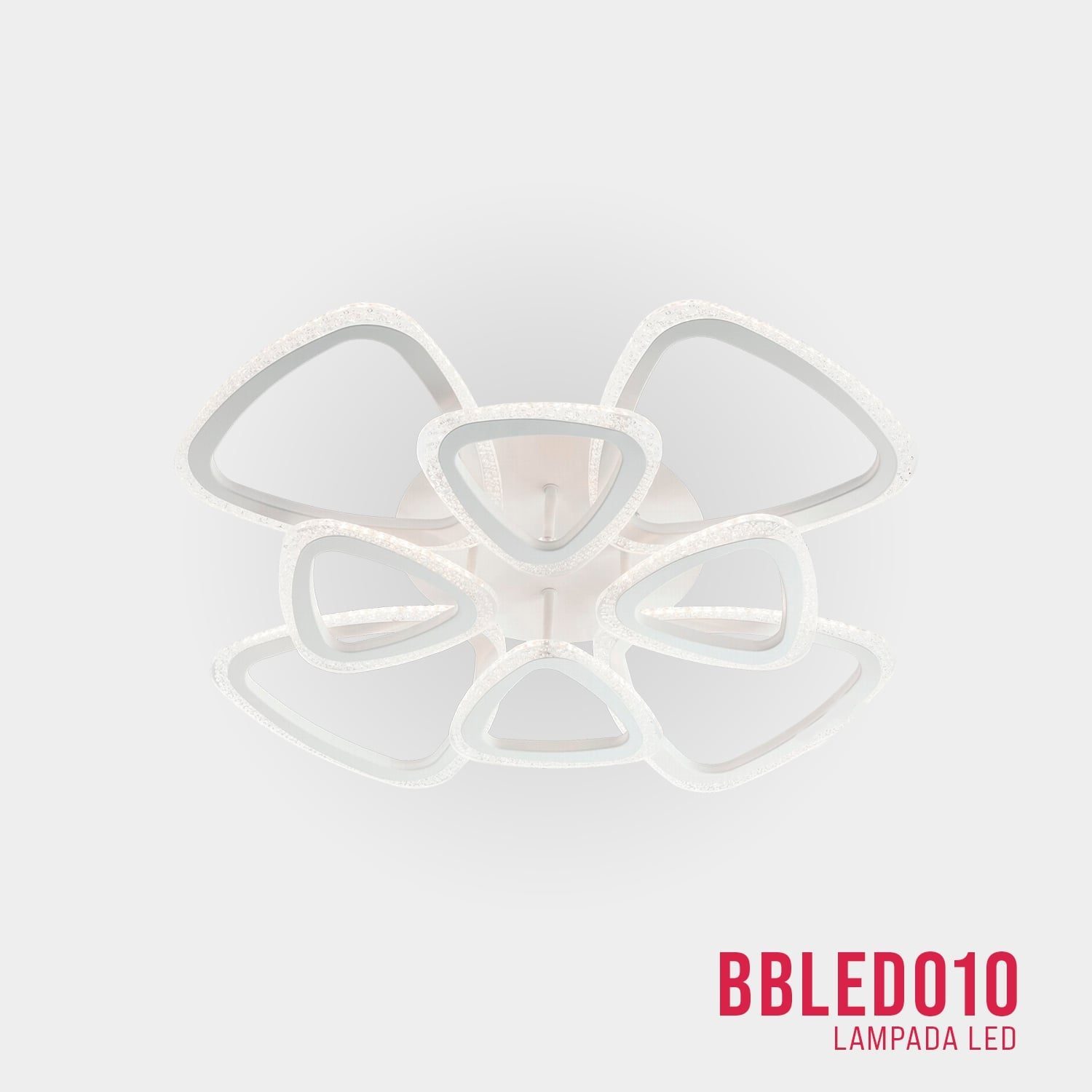 Una moderna plafoniera con più forme triangolari bianche. Testo: BBLED010, Lampada LED.