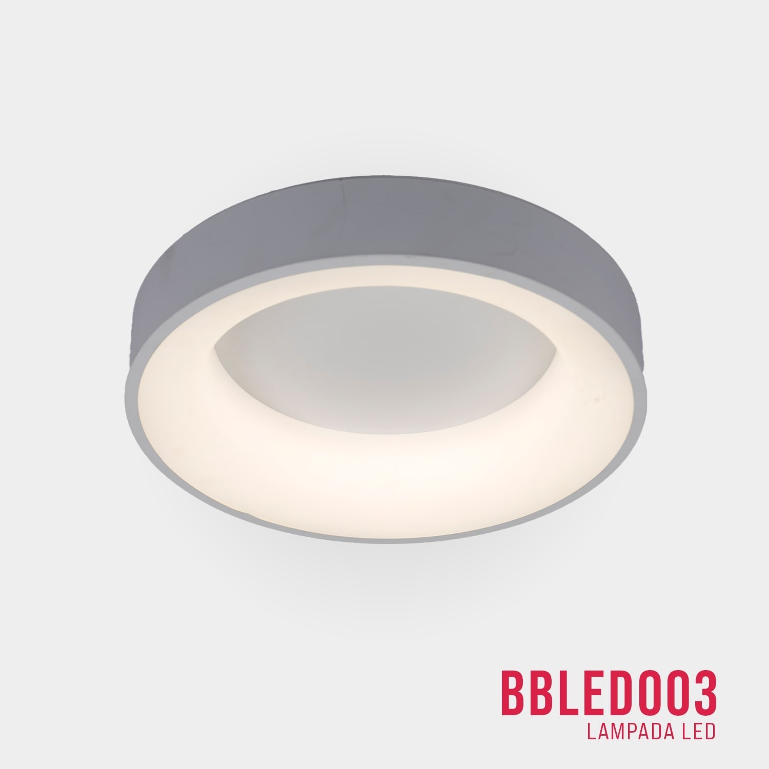 Plafoniera LED rotonda bianca con un anello bianco attorno ad un centro luminoso. Il testo BBELED003 è sotto.