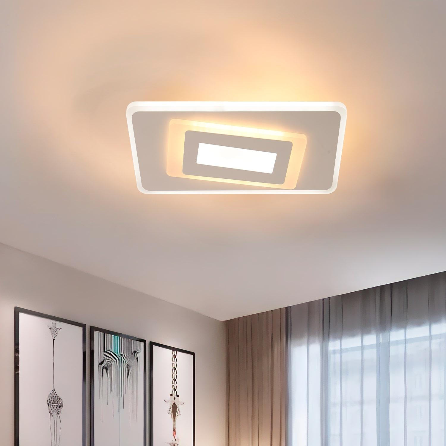 Lampada da soffitto con un design quadrato. Due quadrati nidificati con un rettangolo centrale. La luce è accesa.
