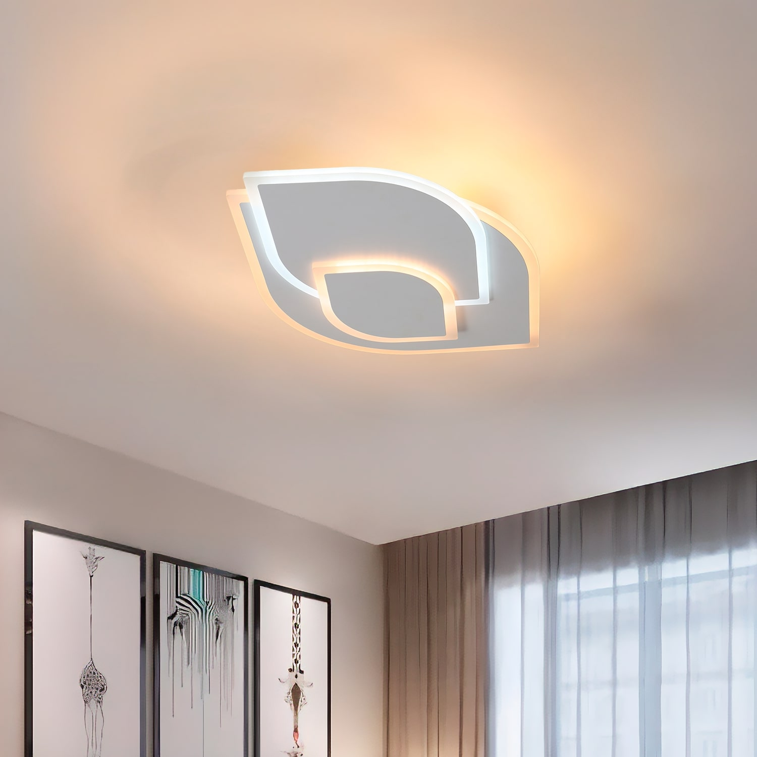 Lampada da soffitto, design a forma di foglia. Bianco con una sorgente luminosa centrale. La stanza include tre quadri.
