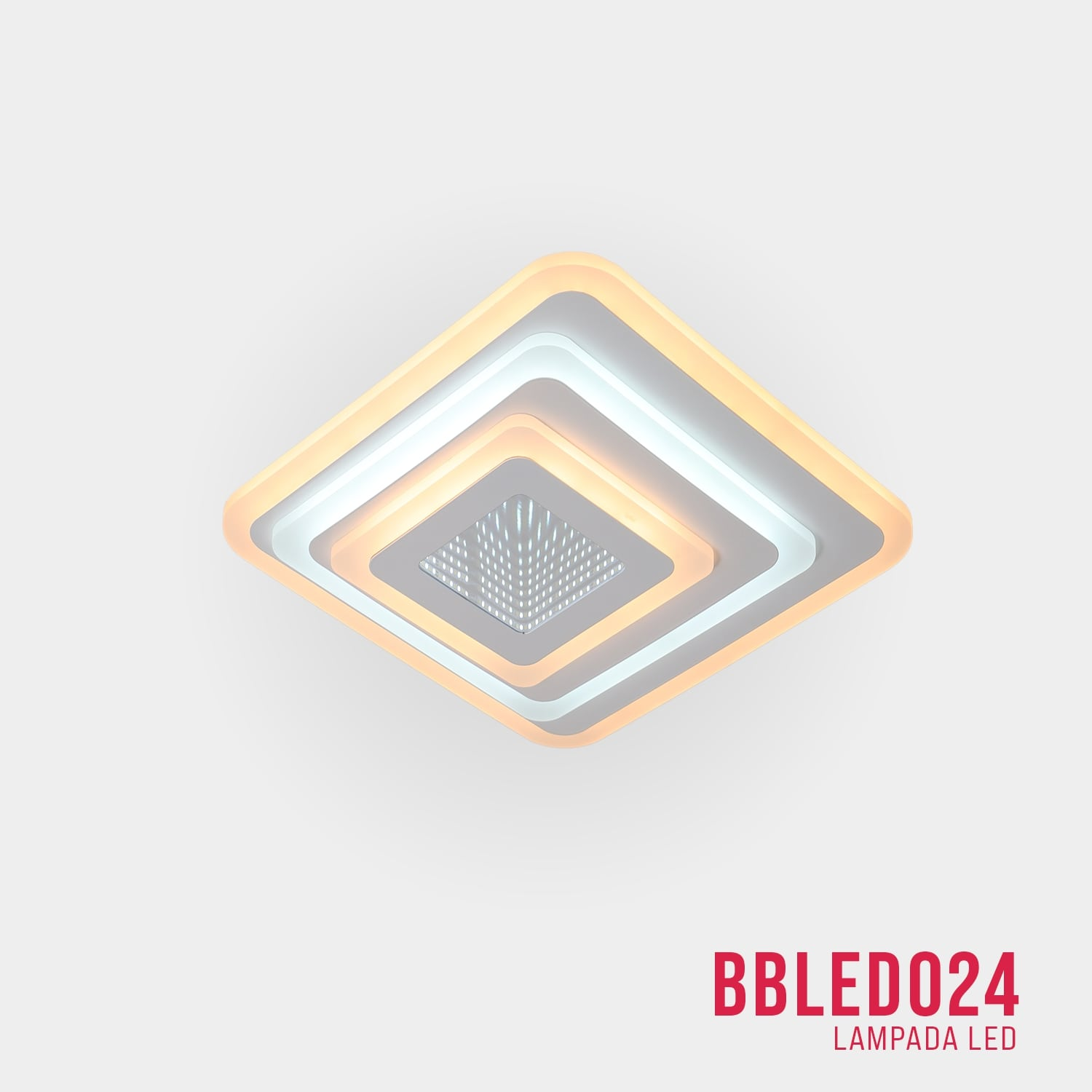 Plafoniera moderna con lampade quadrate. Sfondo bianco e testo BBL024.