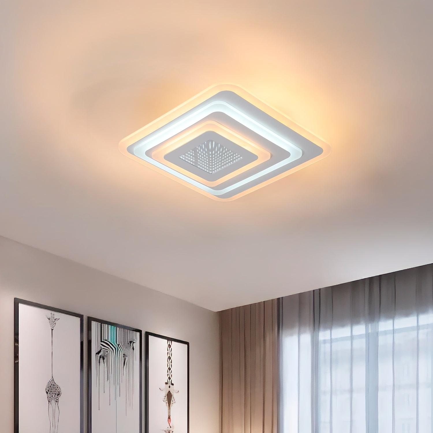 Lampada da soffitto moderna con design quadrato. La lampada ha segmenti bianchi e gialli.