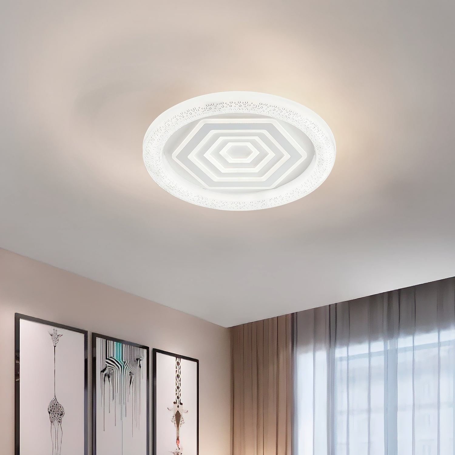 Lampada da soffitto moderna con design esagonale. Ha elementi bianchi e gialli.