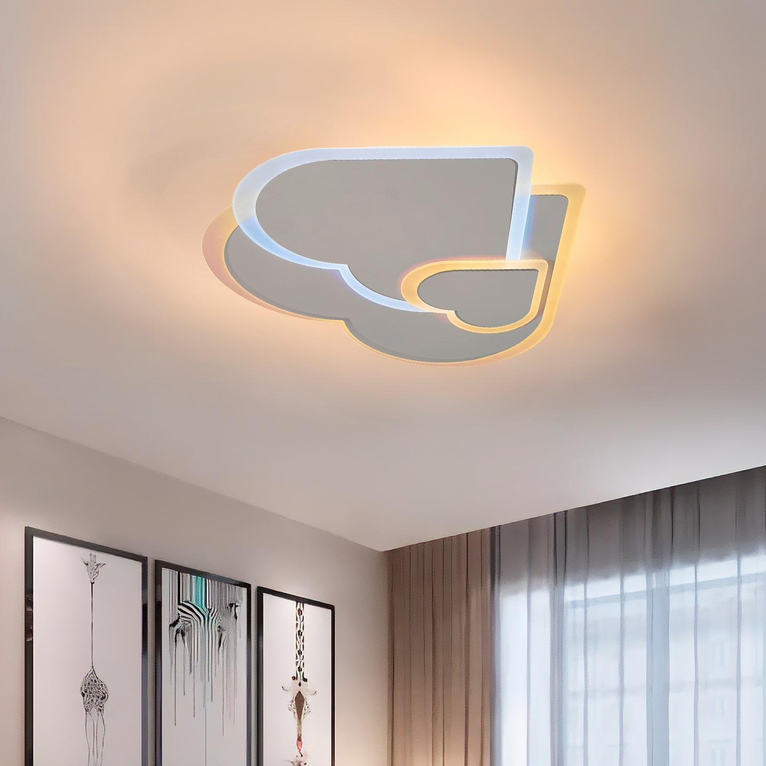 Lampada da soffitto astratta. Visibili opere d'arte e tende.