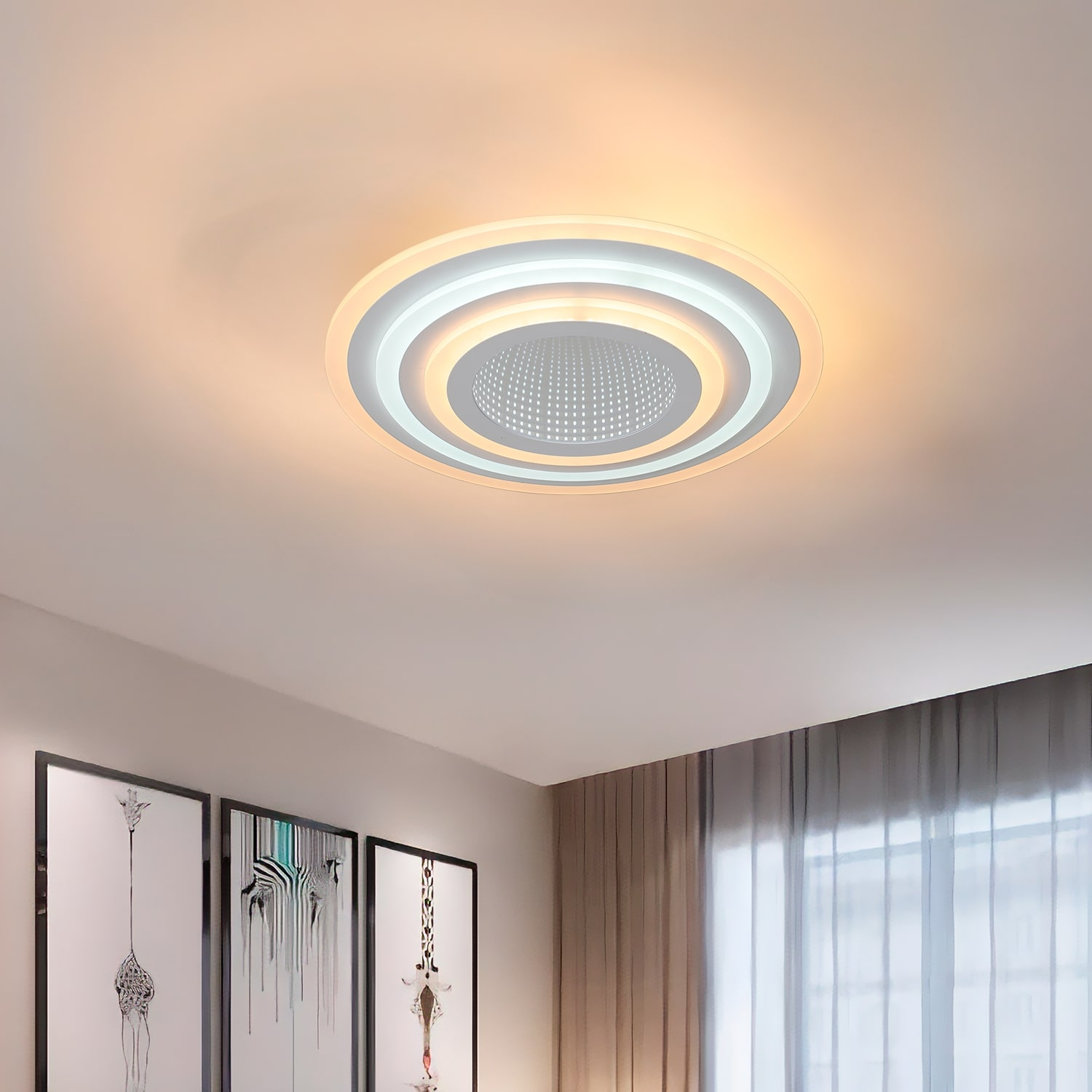 Lampada da soffitto circolare con anelli bianchi e blu, in una stanza con opere d'arte e tende.