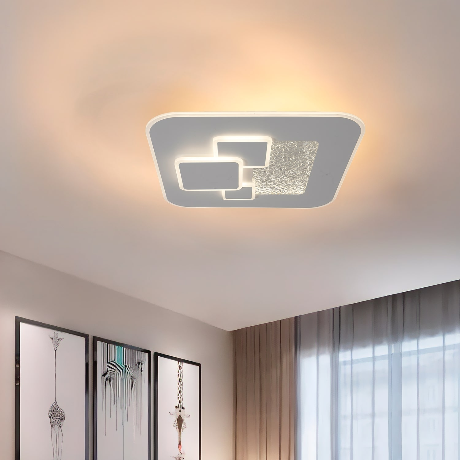 Plafoniera in una stanza, con design moderno e tre quadri.