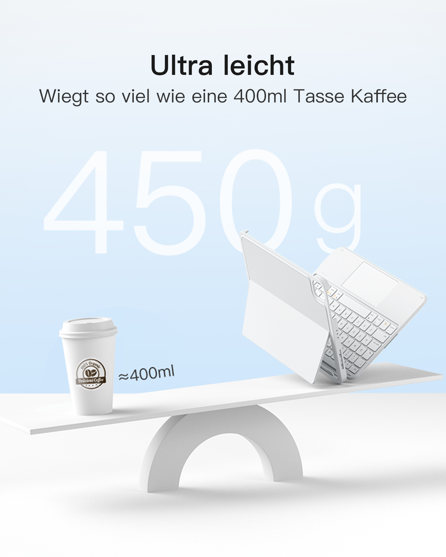 Waage, die eine Tasse Kaffee gegen ein Tablet und eine Tastatur ausbalanciert. Text sagt, dass das Tablet 450 g wiegt.