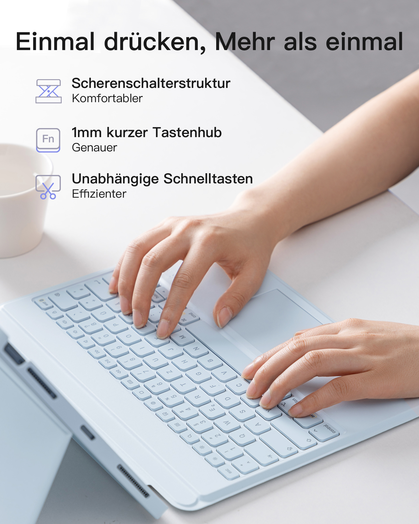 Eine Person, die auf einer hellblauen Tastatur mit Touchpad tippt.