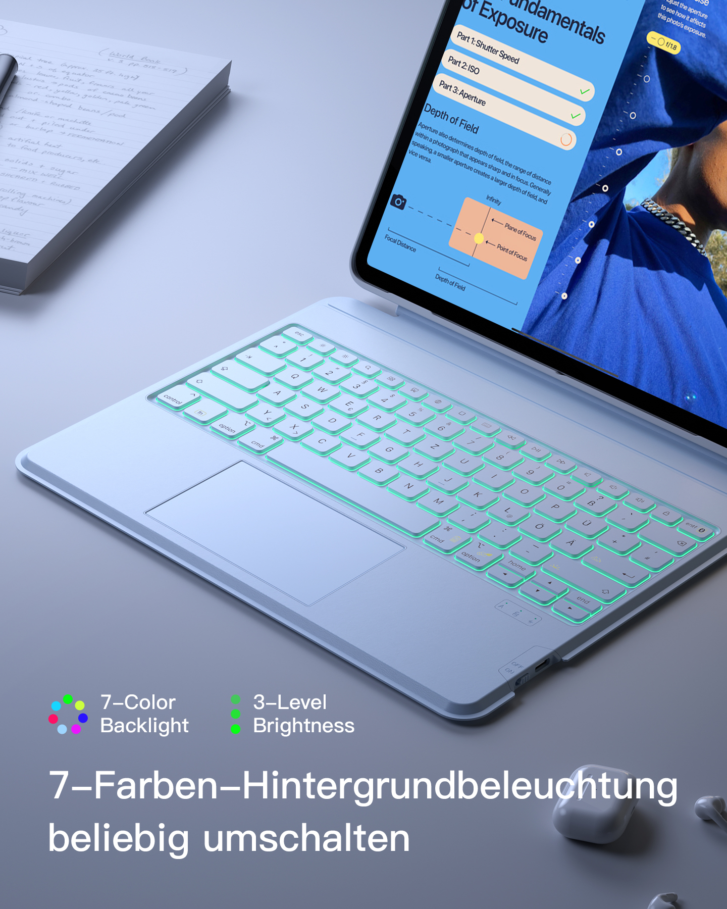 Ein Laptop mit grün beleuchteter Tastatur und Bildschirm mit Lektion, Notizen und Kopfhörern.
