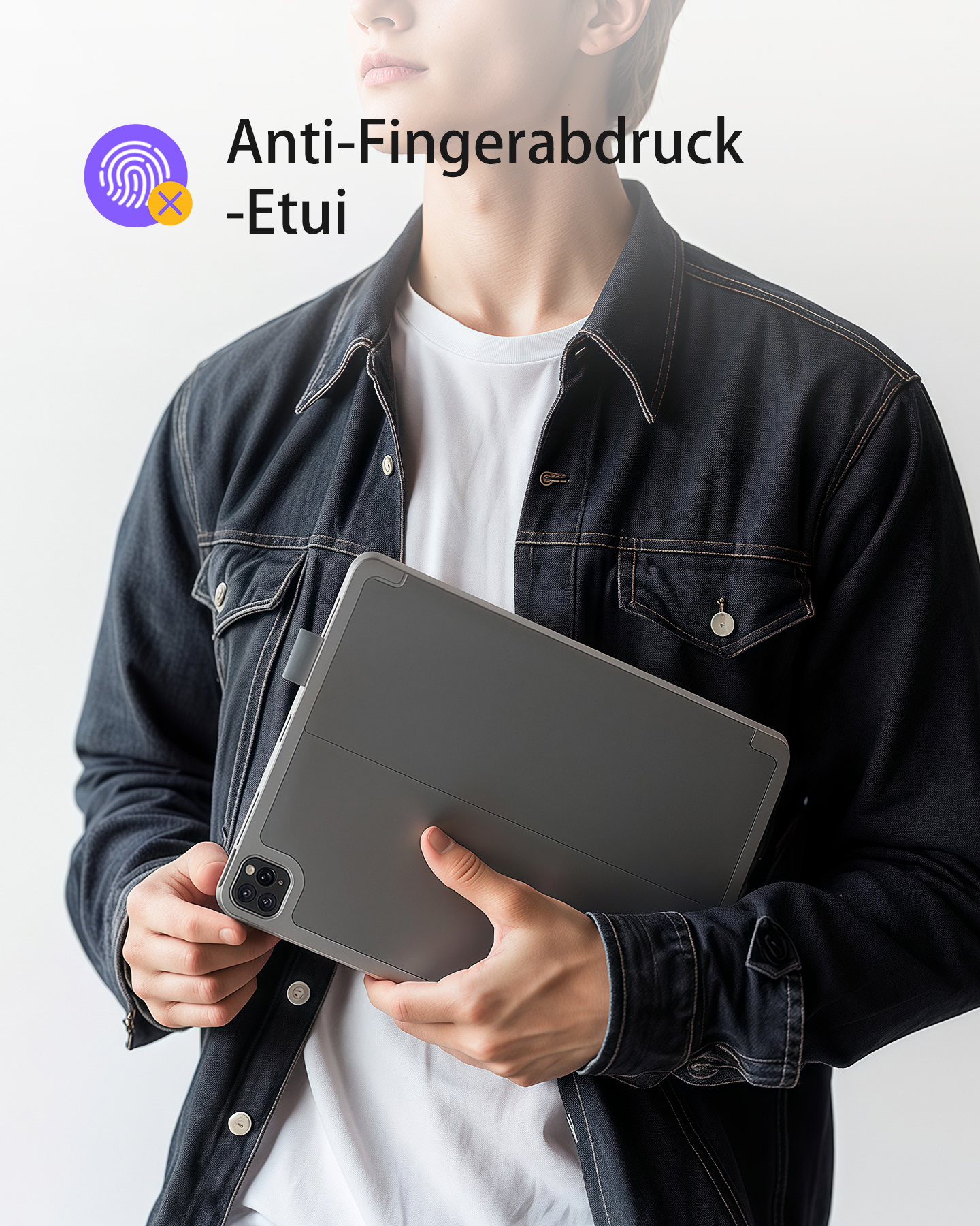 Eine Person, die ein graues Tablet in einer dunkelgrauen Hülle hält, mit Text 