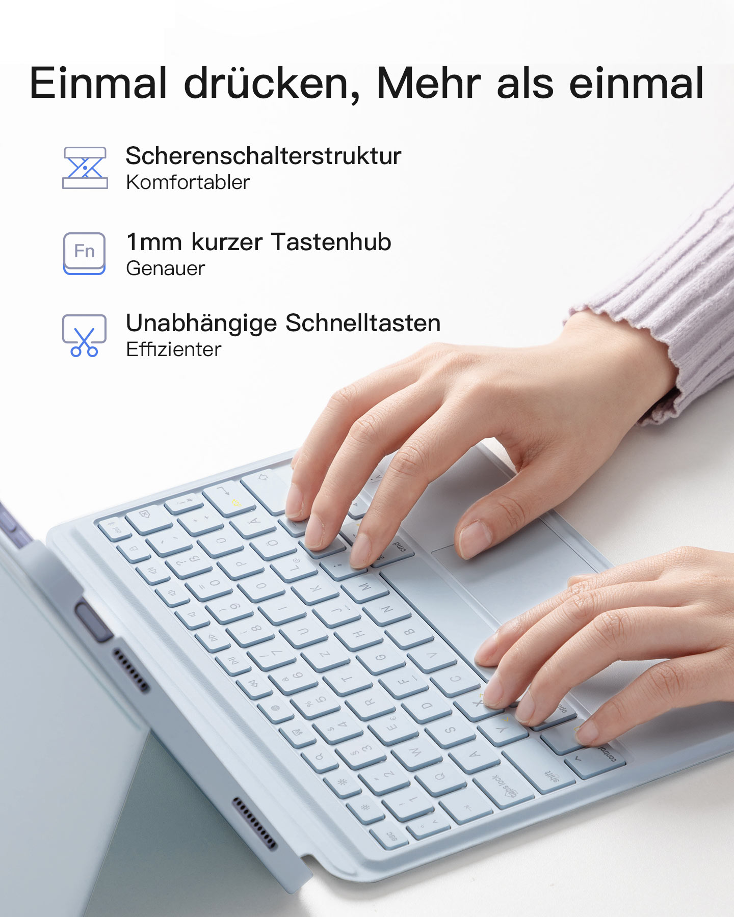 Hände benutzen eine hellblaue Tastatur mit mehreren Tasten. Ein Laptop ist an der Seite.