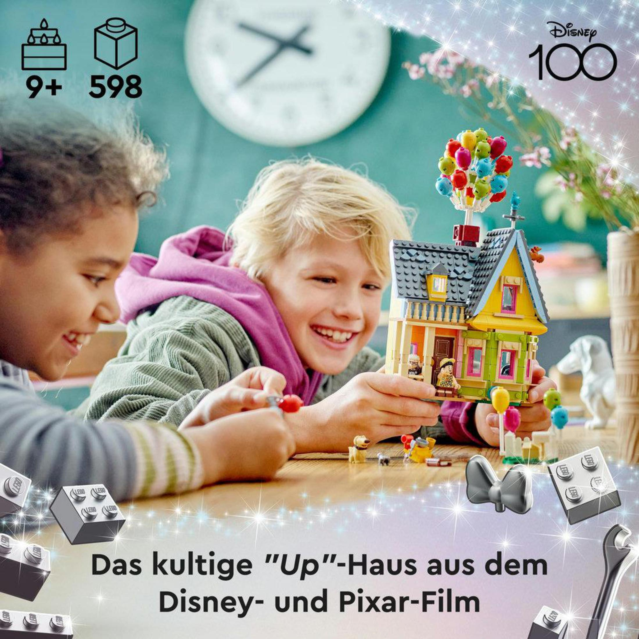 Due bambini giocano con una casa Lego. Un logo Disney è nell'angolo in alto a destra.