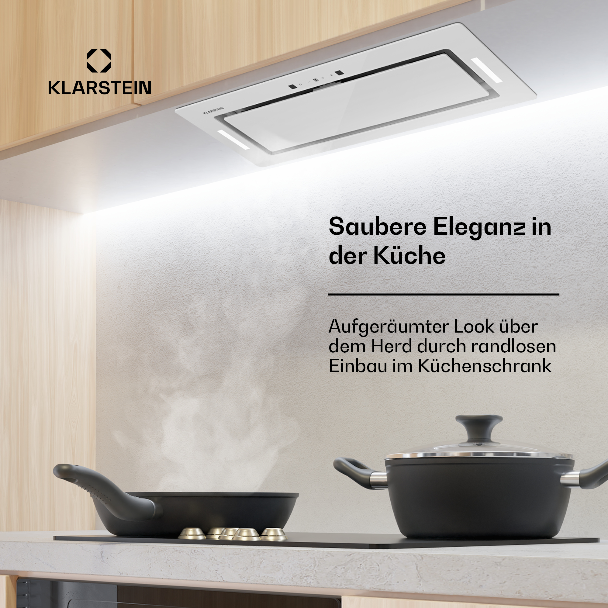 Una scena di cucina con una cappa Klarstein, un piano cottura con padelle e una luce sopra.