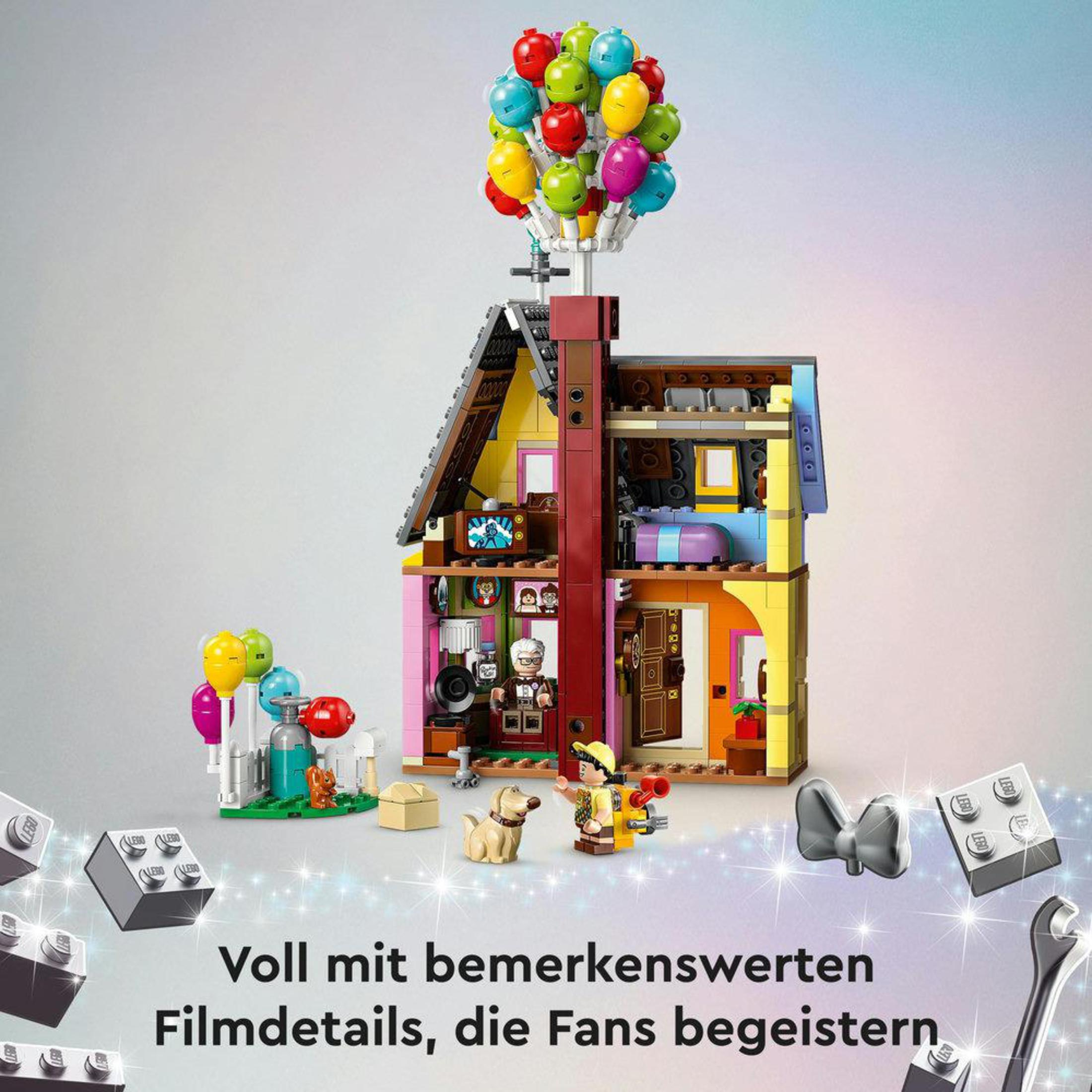 Set LEGO della casa di 'Up' con personaggi, palloncini e testo in tedesco.