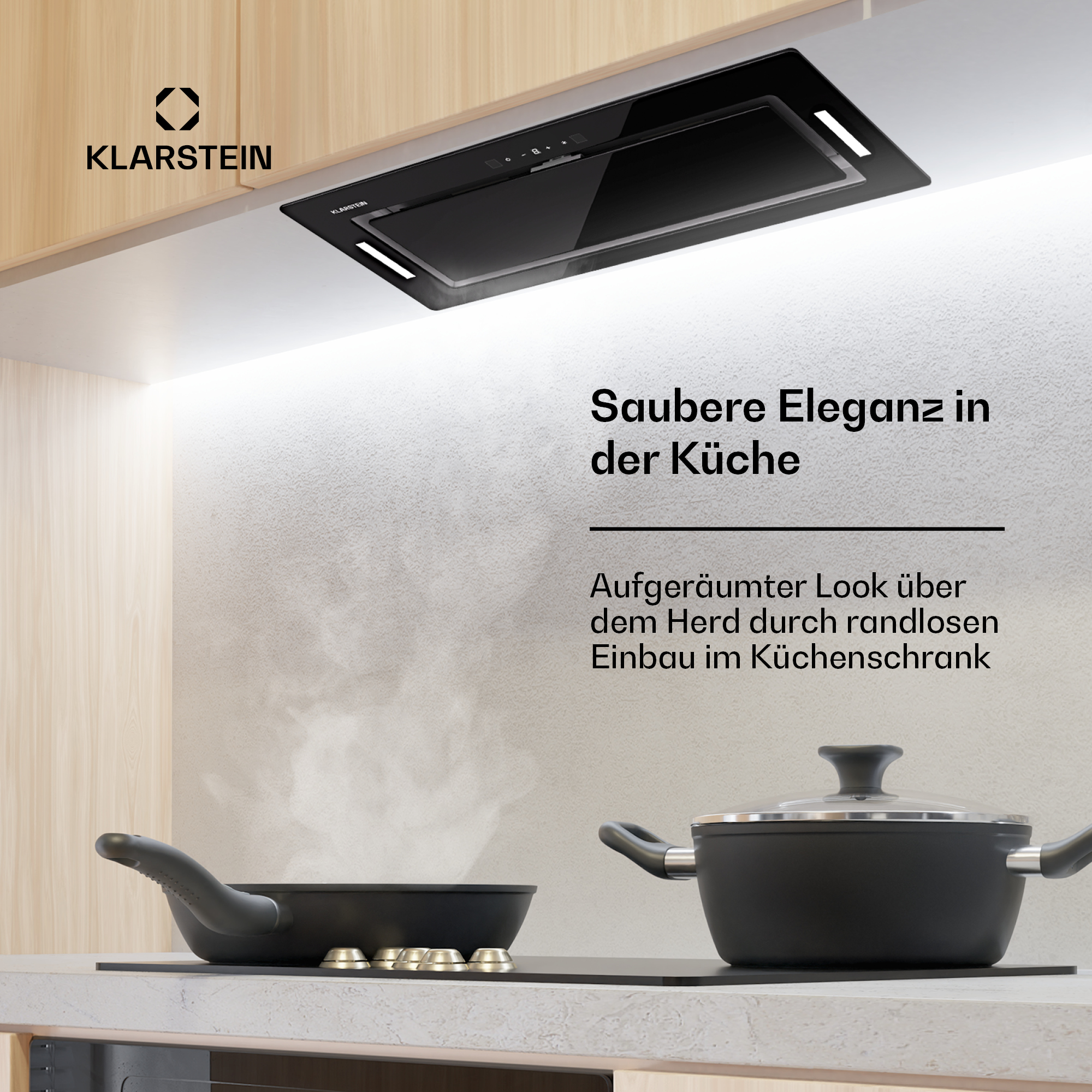 Moderne Küche mit schwarzer Dunstabzugshaube. Pfannen auf dem Herd. Text über saubere Eleganz.