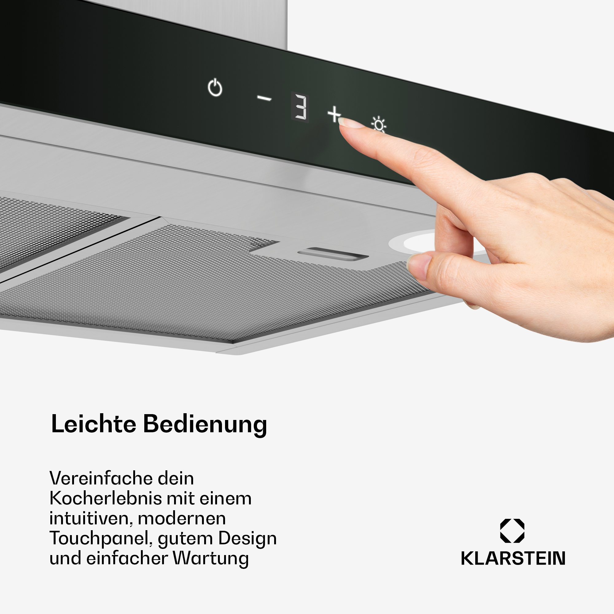 Una mano tocca un pannello di controllo della cappa con un'interfaccia touch.