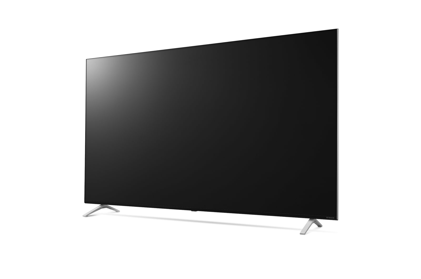 Grande TV nera su supporto, vista angolata. Lo schermo è scuro e vuoto.