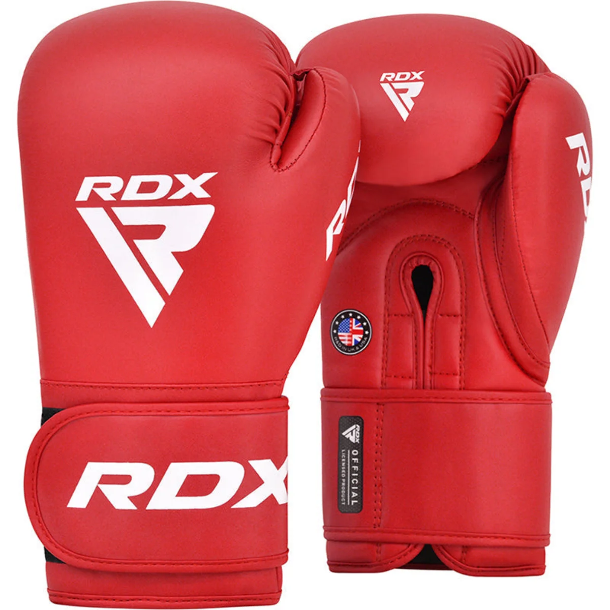 Deux gants de boxe rouges, placés sur un fond blanc.