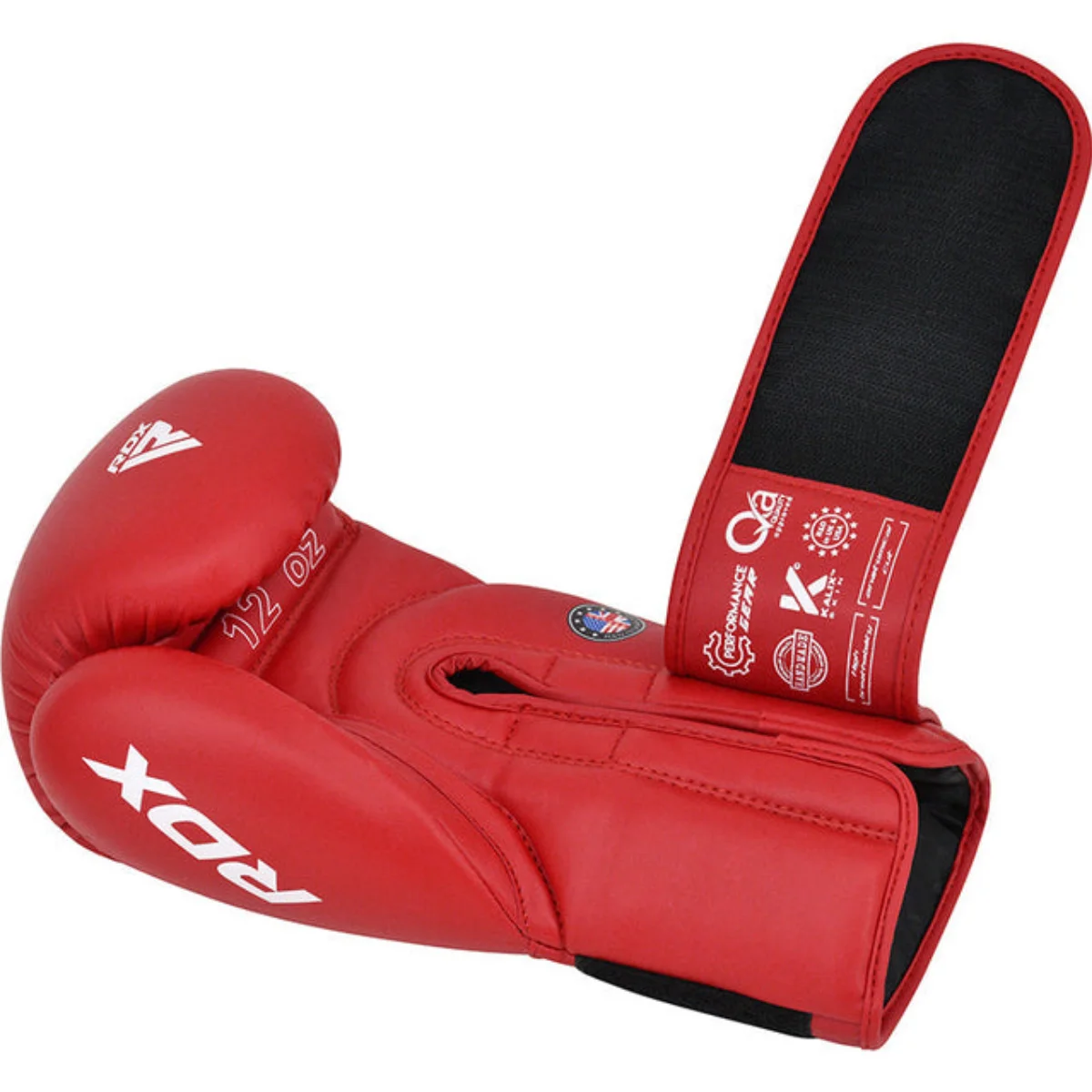 Un gant de boxe rouge avec du texte et des logos blancs, et une fermeture velcro.