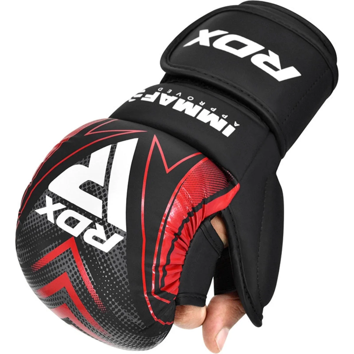 Gant de MMA noir et rouge avec logo blanc, tenu par une main.
