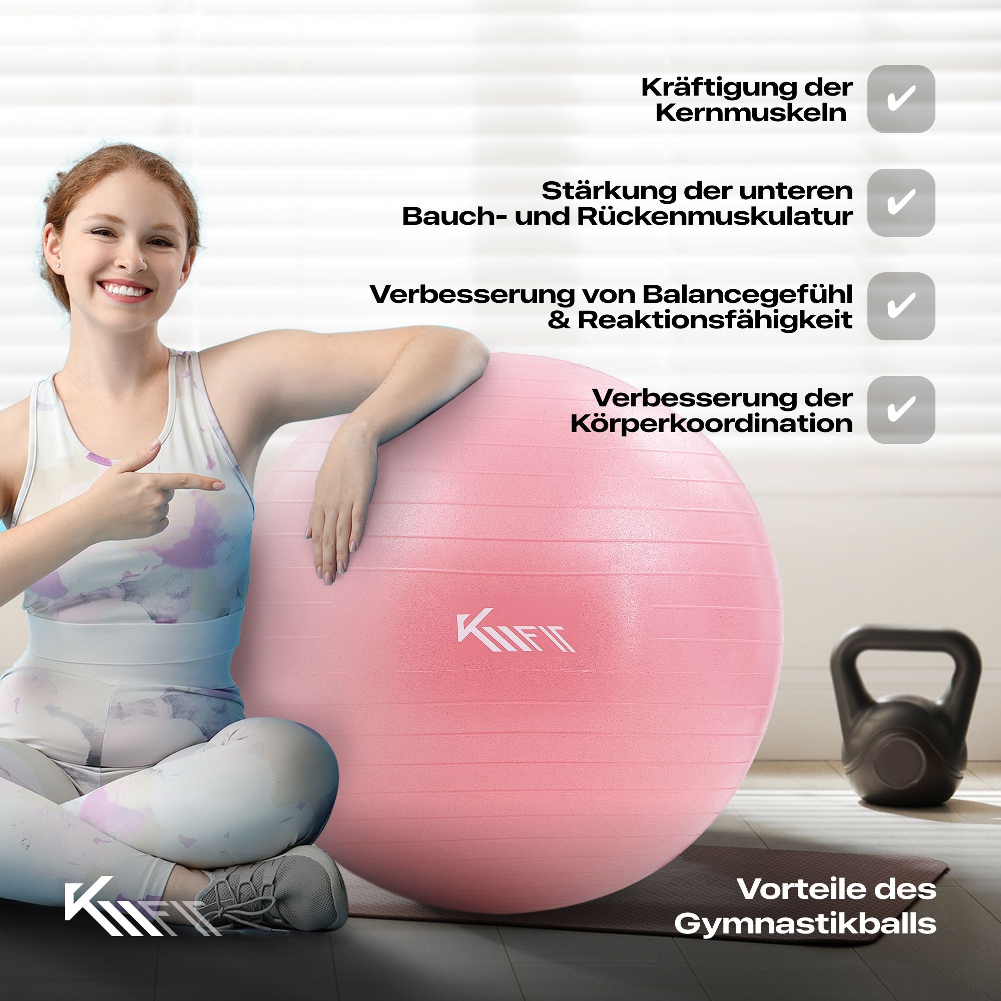 Eine Frau zeigt auf einen Gymnastikball neben einer Kettlebell.