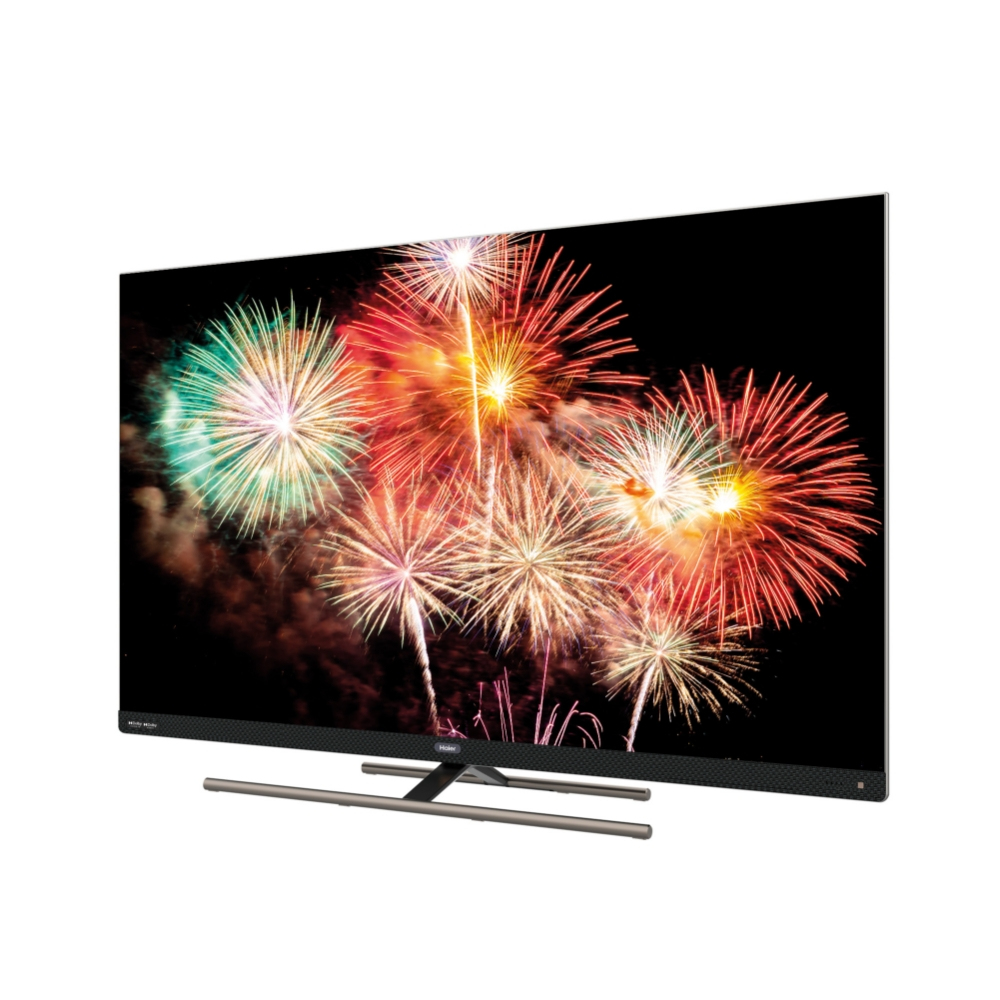 TV mostrando fuegos artificiales vibrantes, sobre un soporte, contra un fondo negro.