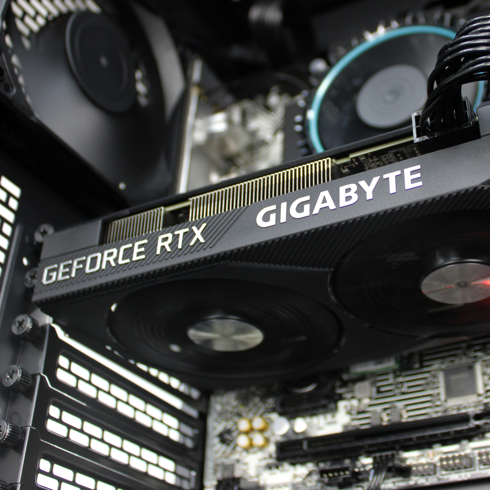 Primer plano de una tarjeta gráfica Gigabyte GeForce RTX dentro de una carcasa de ordenador.