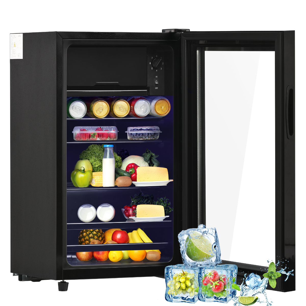 Ein schwarzer Mini-Kühlschrank mit offener Tür, gefüllt mit Getränken und Lebensmitteln. Eiswürfel und Obst davor.