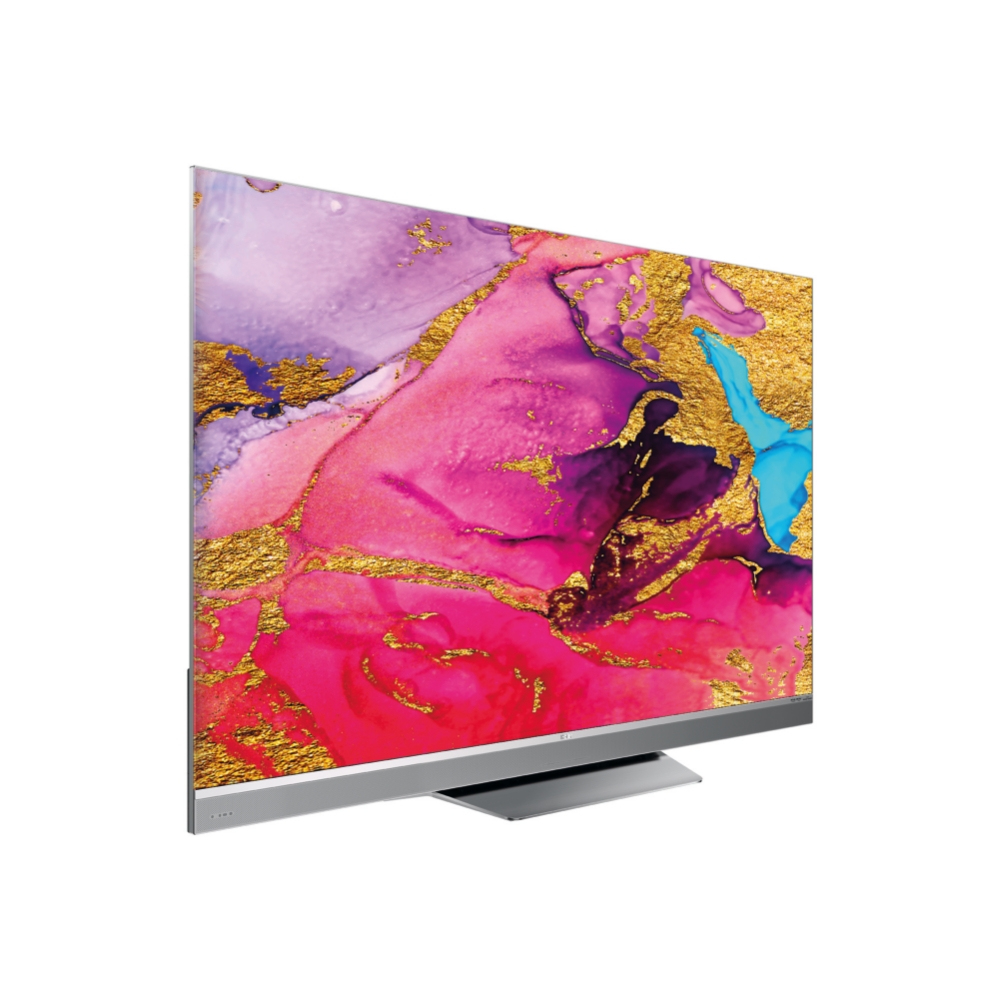 Ein moderner Fernseher, der ein abstraktes, farbenfrohes Design auf einem silbernen Ständer auf weißem Hintergrund zeigt.