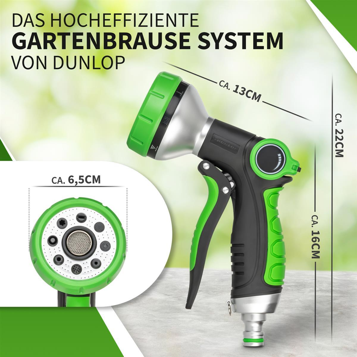 Grüne und silberne Gartenschlauchdüse mit einstellbaren Sprüheinstellungen. Der Hintergrund ist hellgrün.