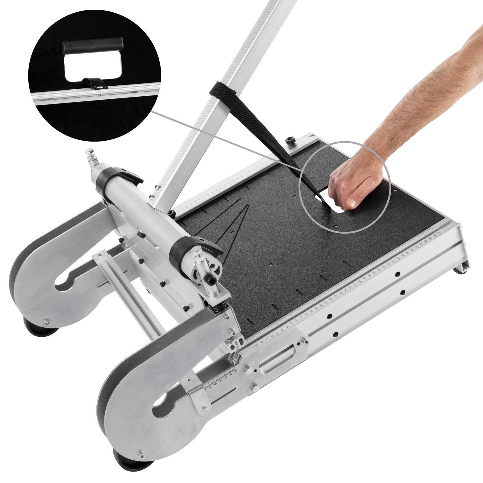 Fliesenschneidemaschine mit einer Hand, die mit der Schneidefläche interagiert.