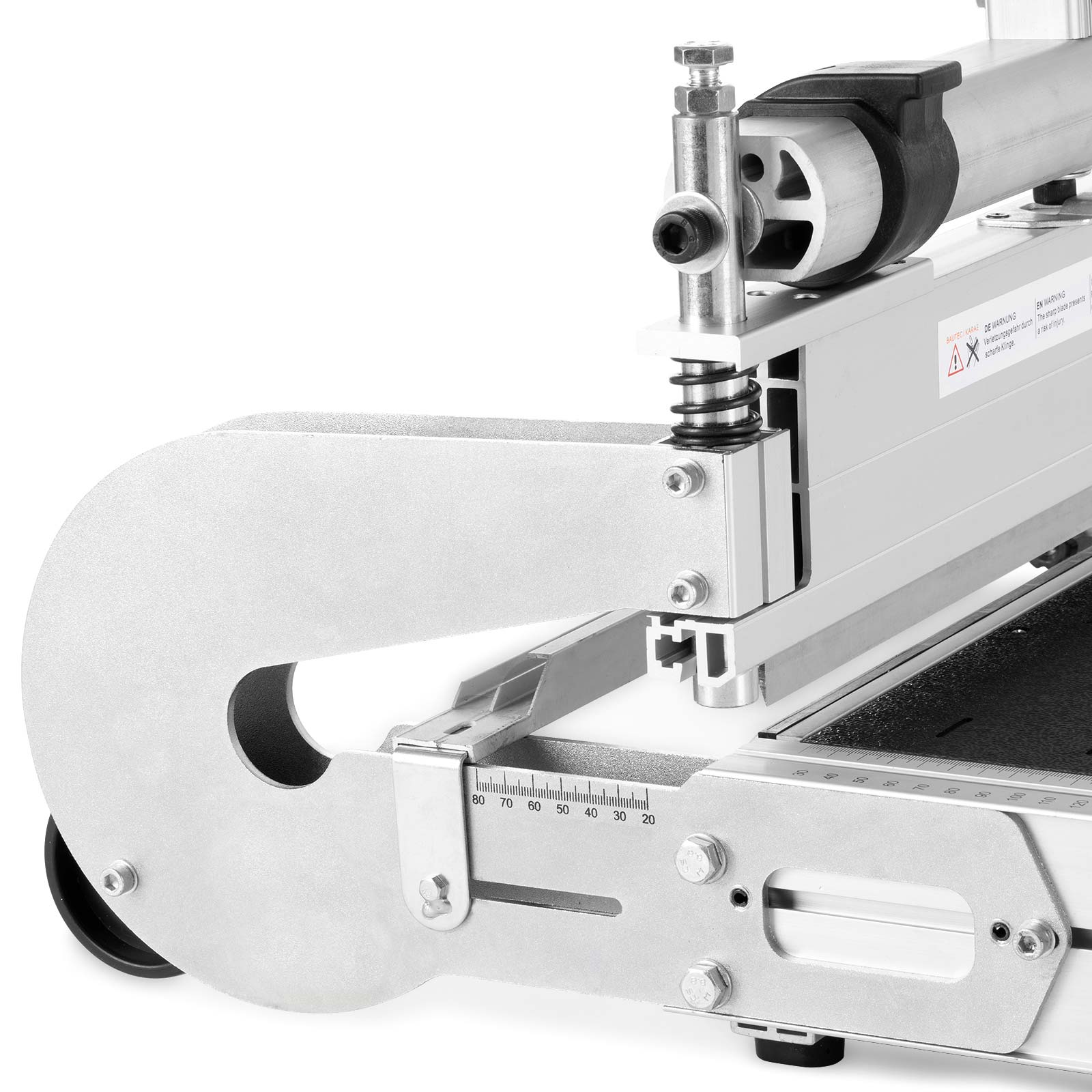 Lila Tablethülle mit einer Hand, die sie hält. Die Hülle hat einen Ständer und eine Handschlaufe.